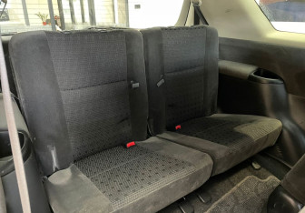 Подержанный автомобиль Toyota Ipsum 2005 года (11 фото)