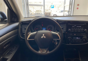 Подержанный автомобиль Mitsubishi Outlander 2013 года (11 фото)