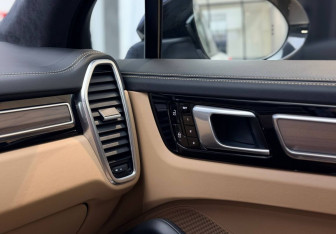 Подержанный автомобиль Porsche Cayenne 2019 года (18 фото)