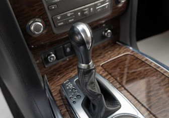 Подержанный автомобиль Nissan Patrol 2011 года (16 фото)