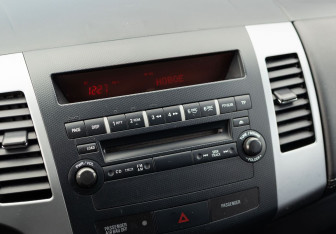 Подержанный автомобиль Peugeot 4007 2010 года (14 фото)