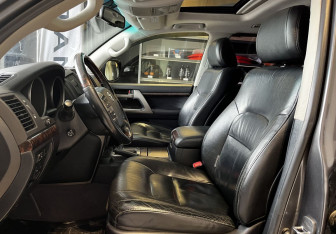 Подержанный автомобиль Toyota Land Cruiser Suv 2011 года (14 фото)