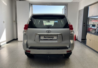 Подержанный автомобиль Toyota Land Cruiser Prado 2011 года (5 фото)