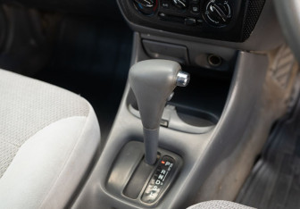 Подержанный автомобиль Mazda Familia Sedan 2000 года (14 фото)