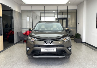 Подержанный автомобиль Toyota RAV4 2017 года (2 фото)