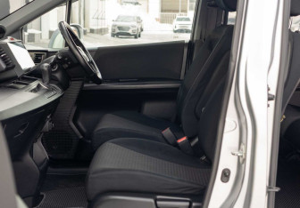 Подержанный автомобиль Honda Freed 2010 года (17 фото)