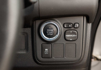 Подержанный автомобиль Toyota Wish Minivan 2011 года (16 фото)