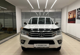 Подержанный автомобиль Toyota Hilux 2017 года (3 фото)