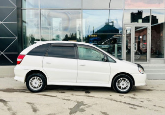 Подержанный автомобиль Toyota Nadia 2001 года (4 фото)