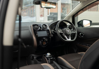 Подержанный автомобиль Nissan Note 2017 года (10 фото)