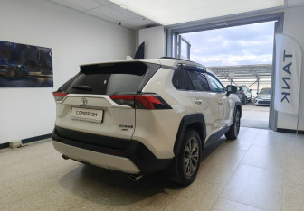 Подержанный автомобиль Toyota RAV4 2025 года (4 фото)