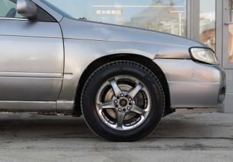 Подержанный автомобиль Nissan Avenir 2001 года (9 фото)