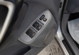 Подержанный автомобиль Toyota RAV4 2002 года (16 фото)