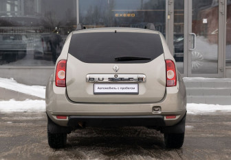 Подержанный автомобиль Renault Duster 2014 года (6 фото)