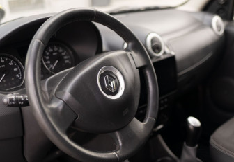 Подержанный автомобиль Renault Sandero 2011 года (11 фото)