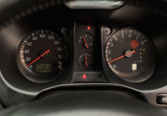 Подержанный автомобиль Mitsubishi Airtrek 2002 года (12 фото)