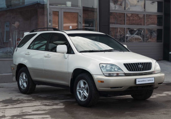 Подержанный автомобиль Lexus RX 2000 года (3 фото)