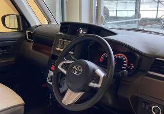 Подержанный автомобиль Toyota Tank 2018 года (11 фото)