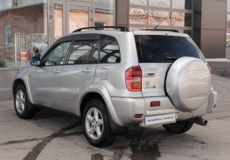 Подержанный автомобиль Toyota RAV4 2002 года (7 фото)