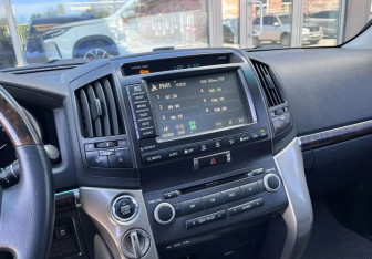 Подержанный автомобиль Toyota Land Cruiser Suv 2008 года (13 фото)