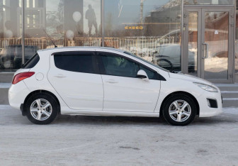 Подержанный автомобиль Peugeot 308 Hatchback 2011 года (4 фото)