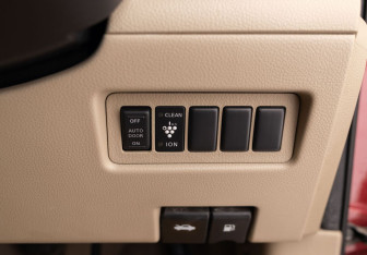 Подержанный автомобиль Nissan Serena Minivan 2009 года (17 фото)