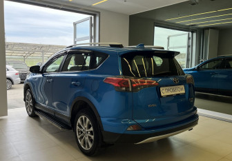 Подержанный автомобиль Toyota RAV4 2016 года (6 фото)