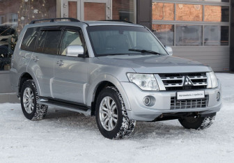 Подержанный автомобиль Mitsubishi Pajero 2011 года (3 фото)