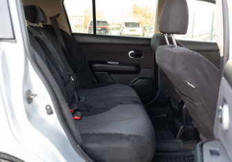 Подержанный автомобиль Nissan Tiida Hatchback 2010 года (18 фото)