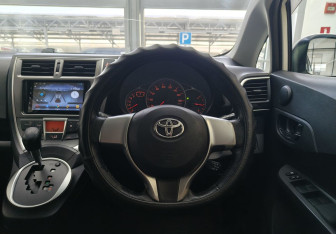 Подержанный автомобиль Toyota Ractis 2011 года (10 фото)