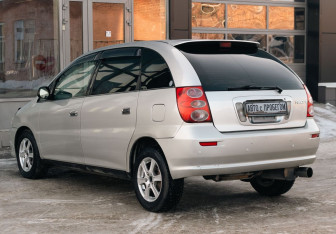 Подержанный автомобиль Toyota Nadia 1999 года (7 фото)