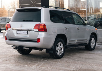 Подержанный автомобиль Toyota Land Cruiser Suv 2012 года (5 фото)