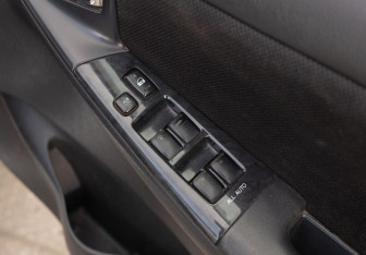 Подержанный автомобиль Toyota Corolla Hatchback 2003 года (16 фото)