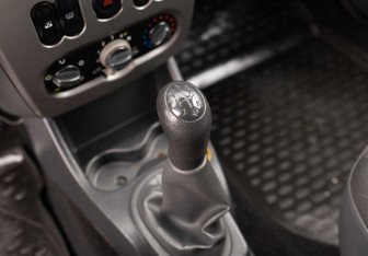 Подержанный автомобиль Renault Sandero 2011 года (14 фото)