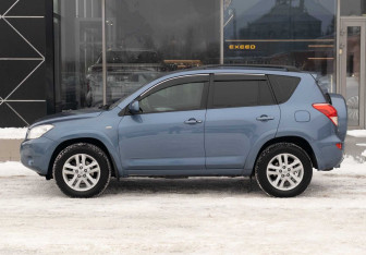 Подержанный автомобиль Toyota RAV4 2008 года (8 фото)