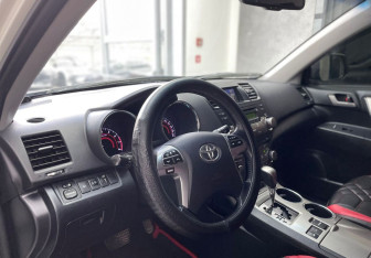 Подержанный автомобиль Toyota Highlander 2013 года (10 фото)