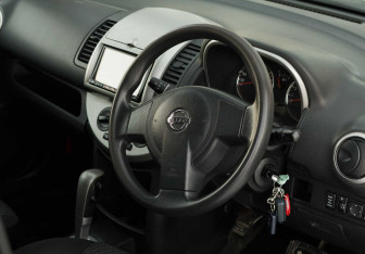 Подержанный автомобиль Nissan Note 2010 года (11 фото)