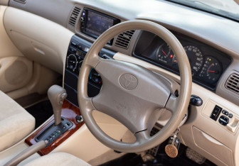 Подержанный автомобиль Toyota Corolla Sedan 2002 года (11 фото)