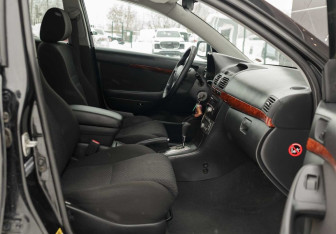 Подержанный автомобиль Toyota Avensis Sedan 2005 года (20 фото)