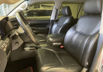 Подержанный автомобиль Lexus LX 2010 года (7 фото)