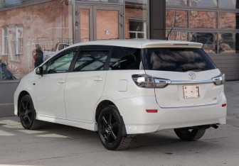 Подержанный автомобиль Toyota Wish Minivan 2012 года (7 фото)