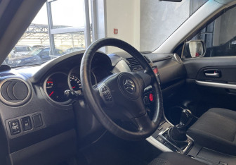 Подержанный автомобиль Suzuki Grand Vitara 2011 года (7 фото)