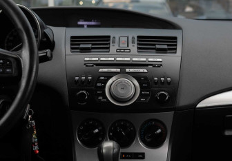 Подержанный автомобиль Mazda 3 Sedan 2011 года (14 фото)