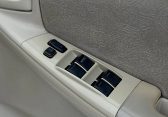 Подержанный автомобиль Toyota Corolla Sedan 2002 года (16 фото)