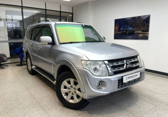 Подержанный автомобиль Mitsubishi Pajero 2011 года (3 фото)