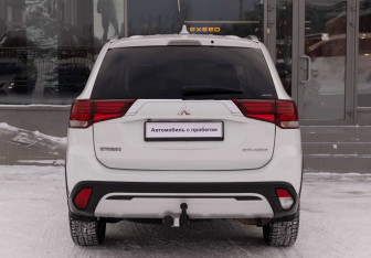 Подержанный автомобиль Mitsubishi Outlander 2019 года (6 фото)