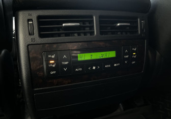 Подержанный автомобиль Toyota Land Cruiser Suv 2012 года (16 фото)