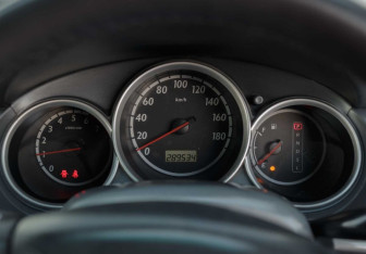 Подержанный автомобиль Honda Fit 2001 года (12 фото)