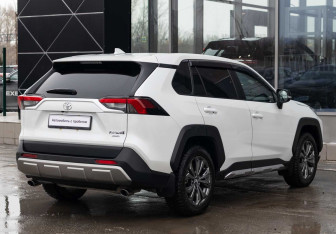 Подержанный автомобиль Toyota RAV4 2023 года (5 фото)