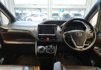 Подержанный автомобиль Toyota Esquire 2016 года (12 фото)